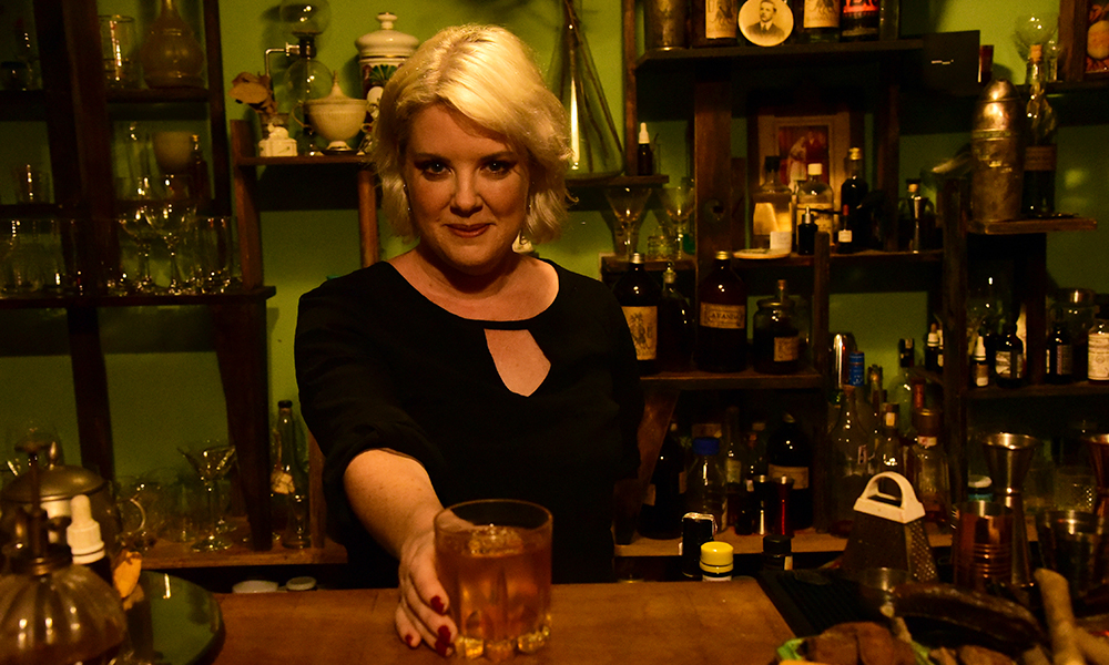 A bartender brasileira Neli Pereira com seu Bourbon no bar Zebra